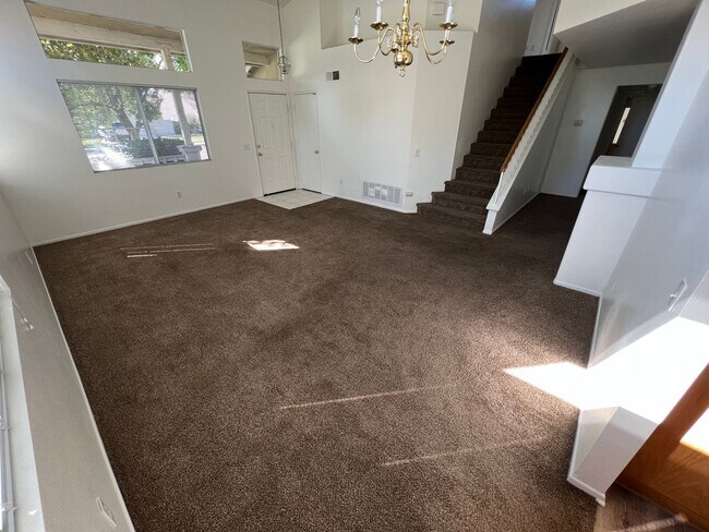 Photo - Craiglist: 2.5 ba, 2 story house, Li rm, F...