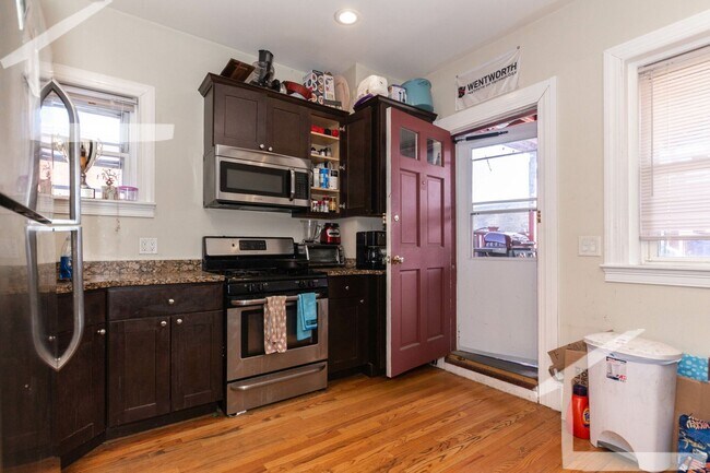 9/1 Renovated 4BR/2BA near Green Line, Bri... - 9/1 Renovated 4BR/2BA near Green Line, Bri... Rental