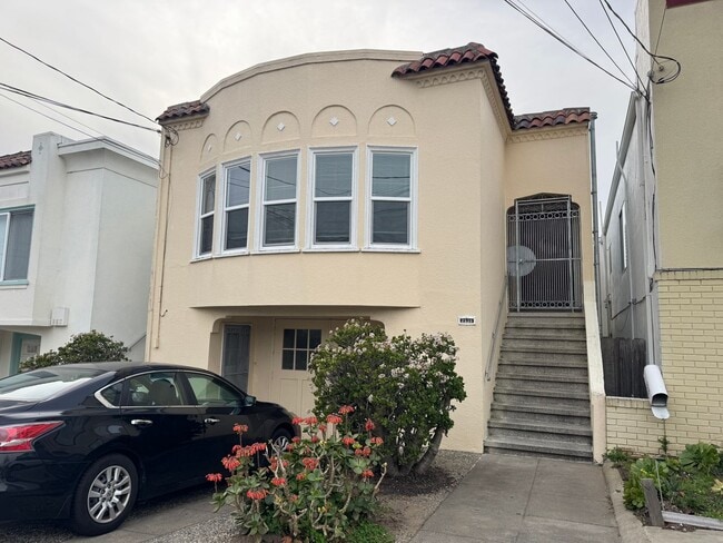 Building Photo - Charming Parkside Upper Flat w/ Garage Parking - $4,250/Mo
