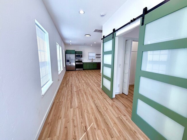 Building Photo - Completely Remodeled 1BD 1BA Duplex Locate... Rental