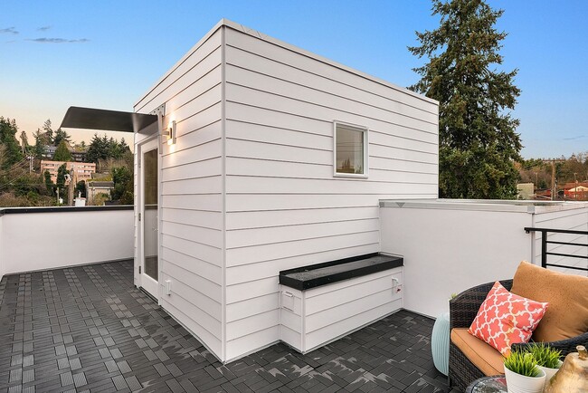 Photo - Stylish, Bright and Efficient 2 bed 1.75 Bath Townhome. Walk to U-Village!