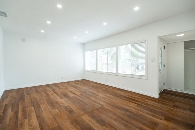 Photo - 15942 Devonshire St