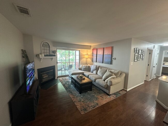 Photo - 6903 Victoria Dr Unidad G Rental