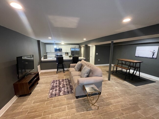 Building Photo - 4836 S Michigan Ave Unit Furnished Garden