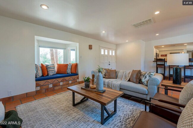 Livingroom - 5418 E Yolantha St