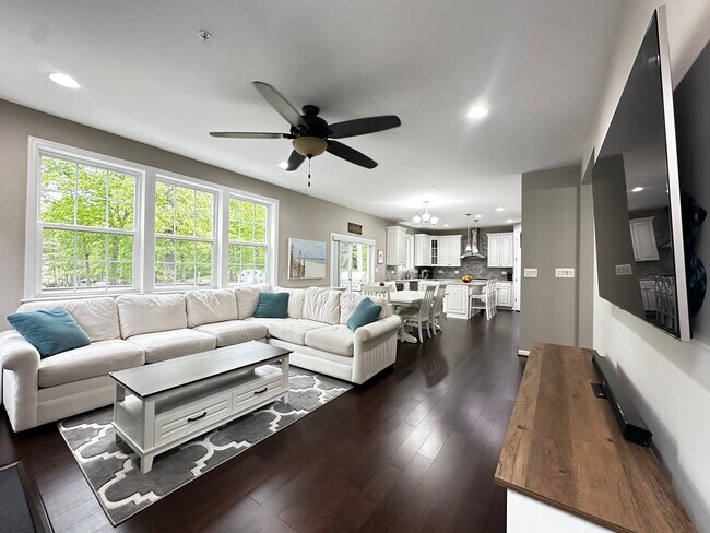 Photo - 904 St Martins Loop
