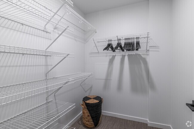 1BR, 1BA - 575SF - Closet