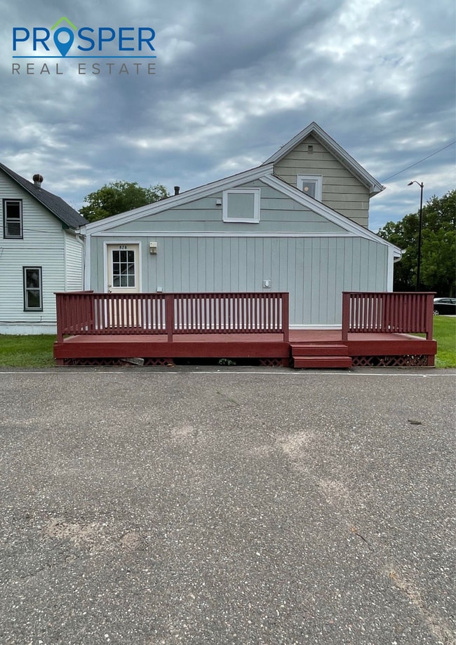 Building Photo - 4 Bedroom House right on Water Street - Av...