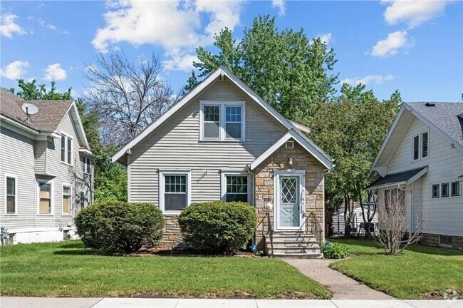 Building Photo - Updated 3 BR/1 BA Single-Family Home in St...