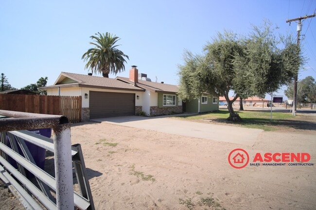 Building Photo - 3 Bed / 2 Bath Home on 2 Acres of Cattle L...