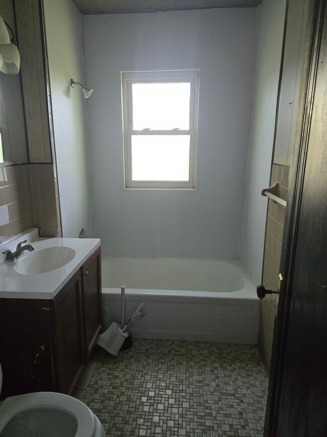 Building Photo - 404 Westmoreland Ave Unit 1