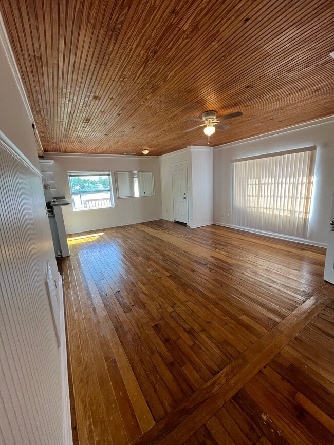Photo - 412 Riverside Dr