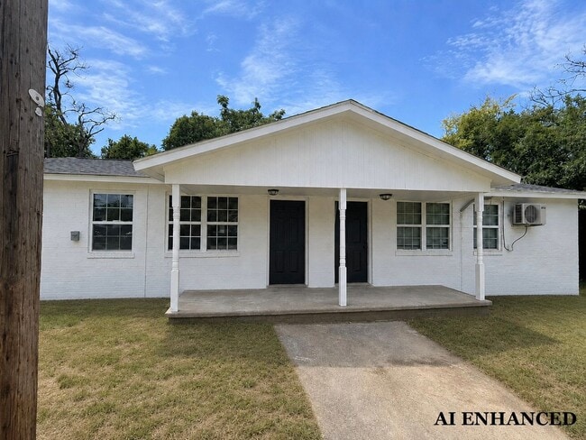 Building Photo - 701 Poppy Ave