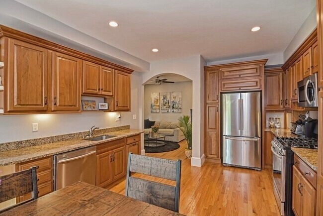 Photo - 651 E 6th St Unidad 2