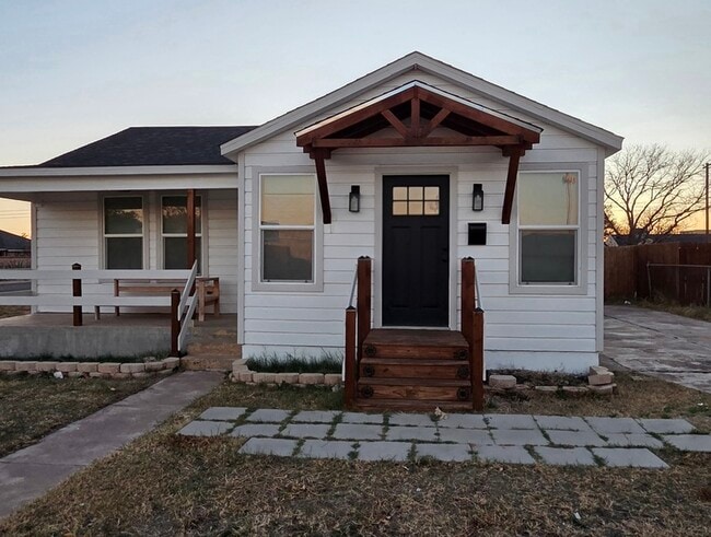 Building Photo - 2001 N Lincoln Ave