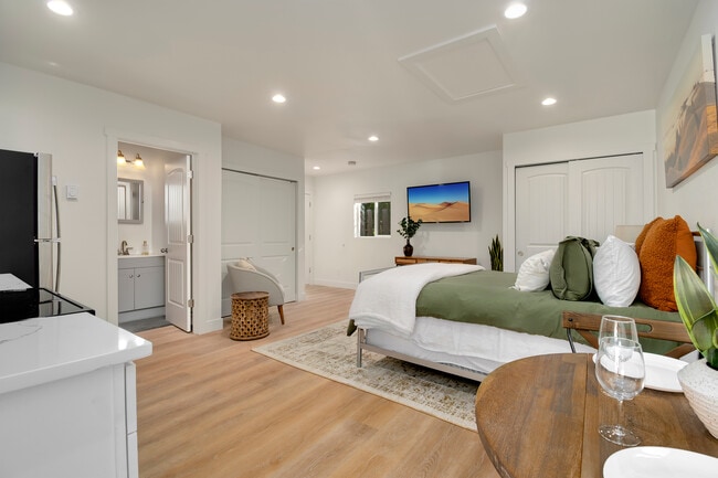 Photo - 1304 E 4th St