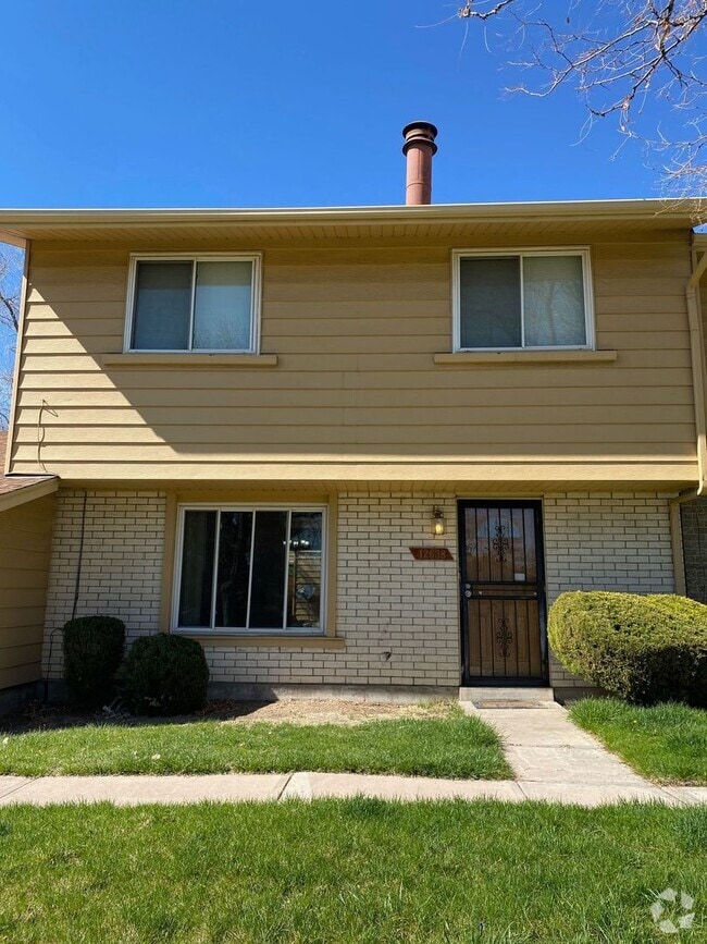 Building Photo - Amazing 3 Bed / 2.5 Bath Townhome in 1st V...