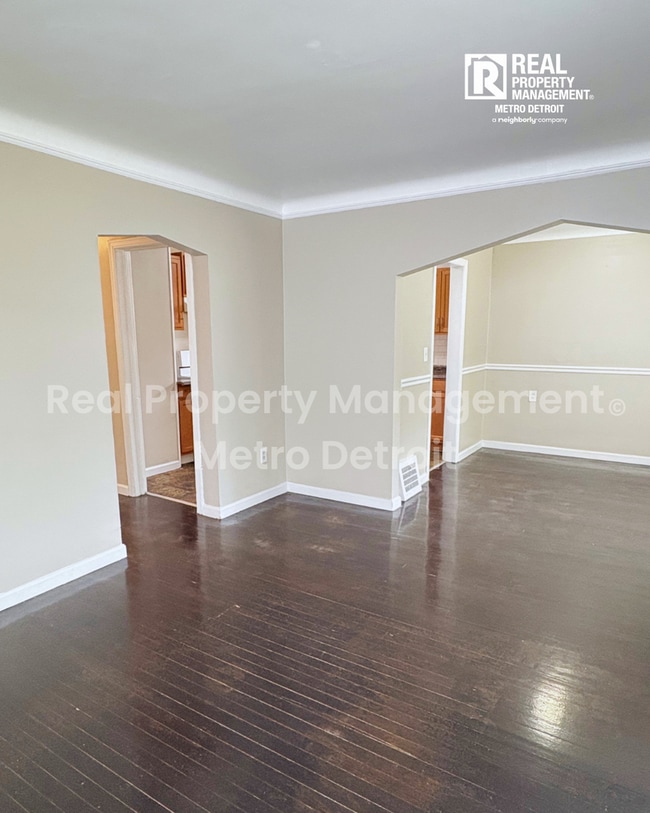 Photo - 19367 Roscommon St