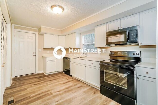 Photo - 3 Bedroom Pet-Friendly Home in MARTINSVILLE, IN with Main Street Renewal