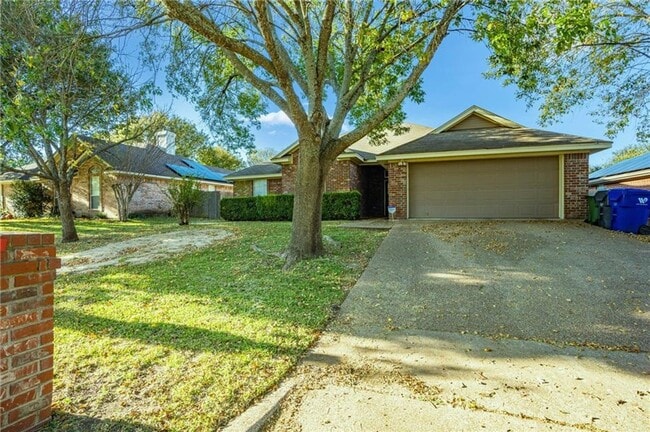 Building Photo - Great 4-Bedroom / 2-Bathroom in Midway ISD Rental