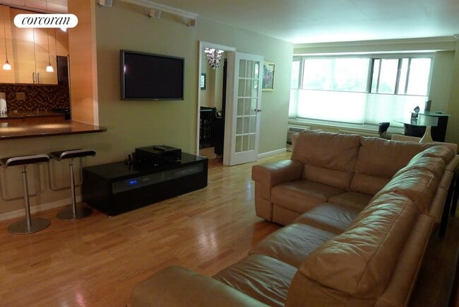 Photo - 400 Central Prk W