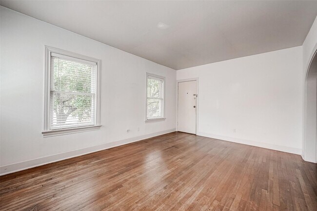 Photo - 1111 Banks St Unit 3