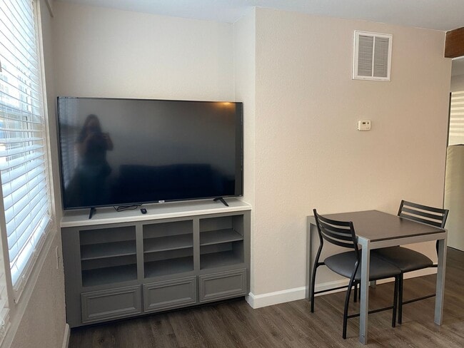 Photo - 510 E Stoughton