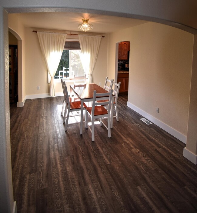 Photo - 2918 Lohman Ct SE