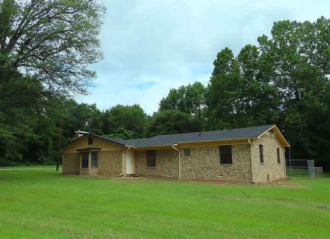 Photo - Country Living-City Close! 3 Bedroom, 2 Ba...
