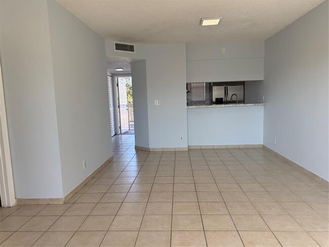 Building Photo - 9930 Twin Lakes Dr