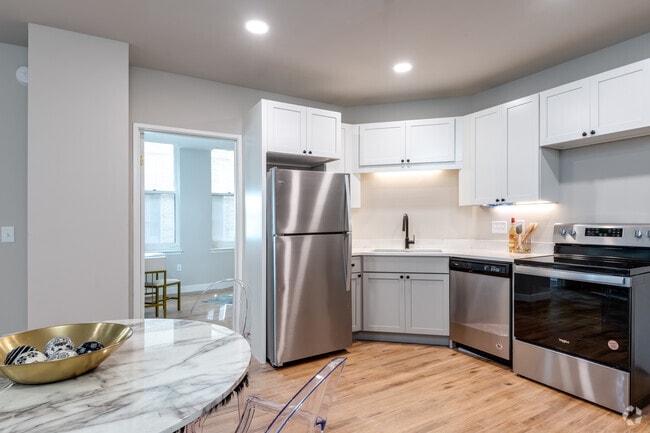 2 BR, 1 BA - 1,008SF