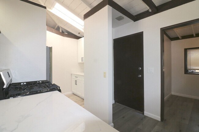 Photo - Lincoln Avenue Unidad 1055 1/2