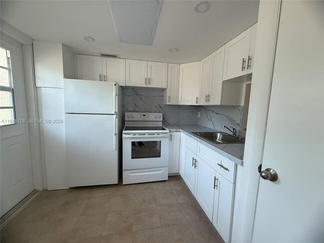 Building Photo - 2820 NE 201st Terrace Unit F105