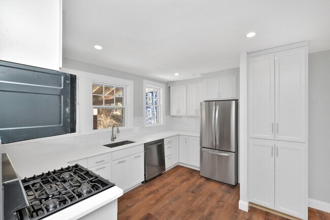 Building Photo - 37 Westminster Ave Unit 2 Rental