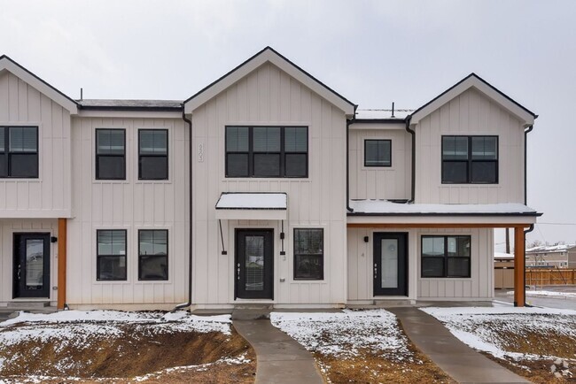 Building Photo - 3 Bedroom Townhomes For Rent