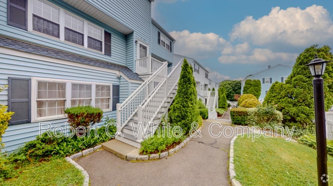 Building Photo - 14 1/2 Fairview Ave Unit APT B9