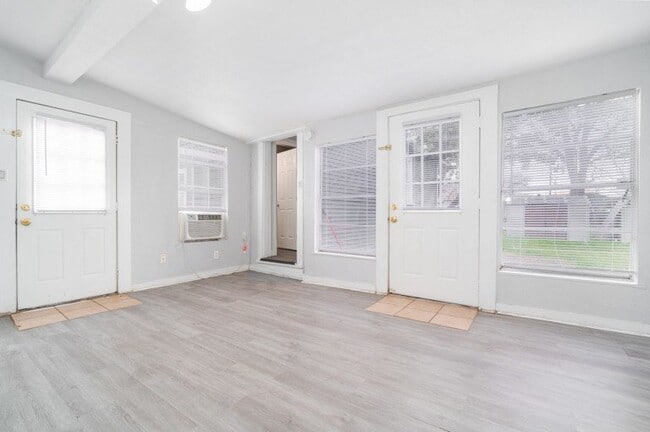 Photo - 434 Bukingham Ave #3 Unit #3