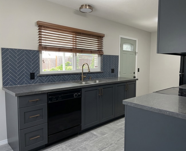 Photo - 15950 Fraser Hwy