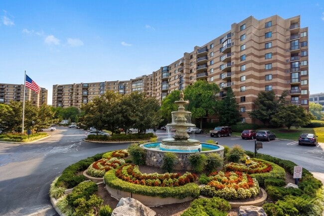 Building Photo - 8360 Greensboro Dr Unit 524