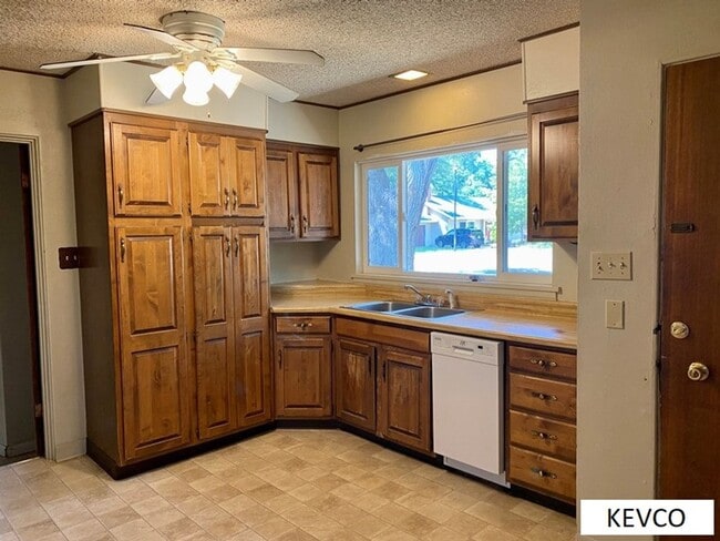 Photo - Spacious, Vintage 1950's Ranch-Home