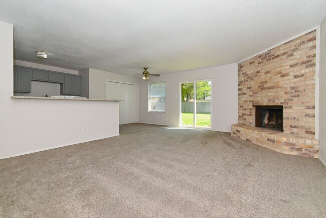 Photo - 1703 La Fontaine Ln