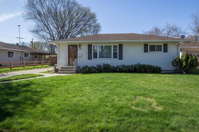 5 Bedroom Home in Moorhead - 5 Bedroom Home in Moorhead