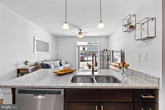 1005 Admiral Ln Unit 204
