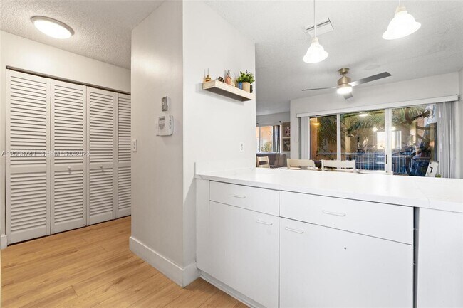 Photo - 6235 SW Kendale Lakes Cir Unit 247
