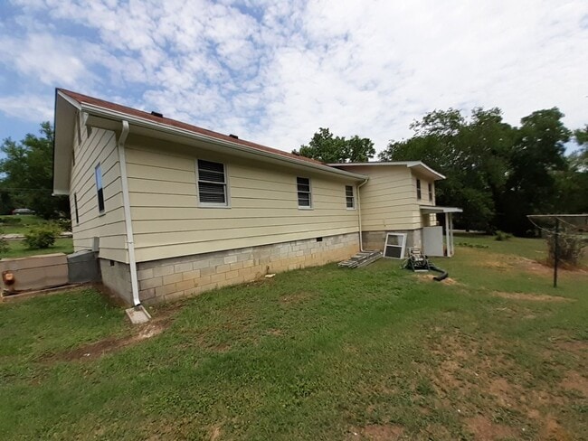 Photo - 105 Bryson St