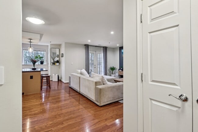 Photo - 4091 S Four Mile Run Dr Unidad 401