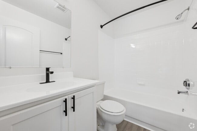 2BR, 2BA - 990SF - Primary Bathroom