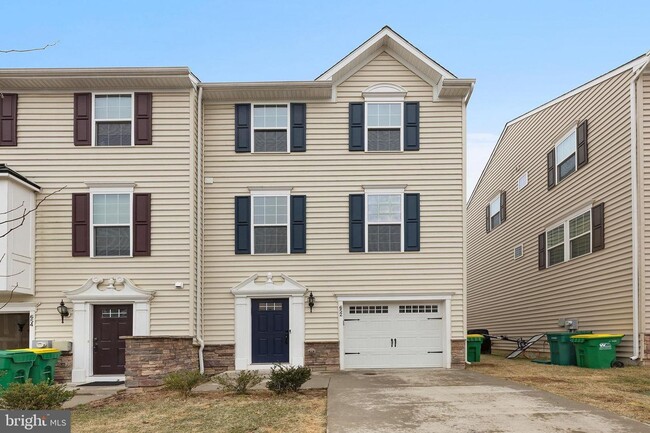 Middletown Crossing End Unit Townhome - Middletown Crossing End Unit Townhome