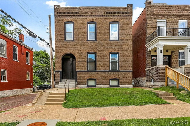 Building Photo - Elegant Two-Bedroom Duplex Retreat in the Heart of St. Louis