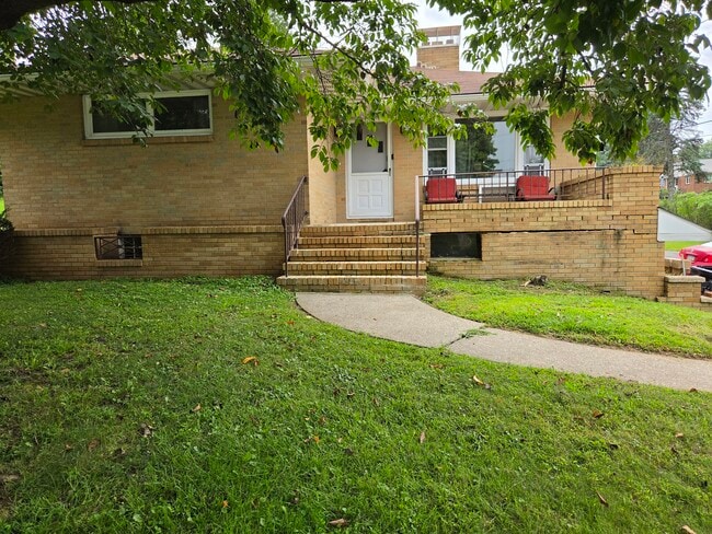 Building Photo - 215 E Elizabeth Ave